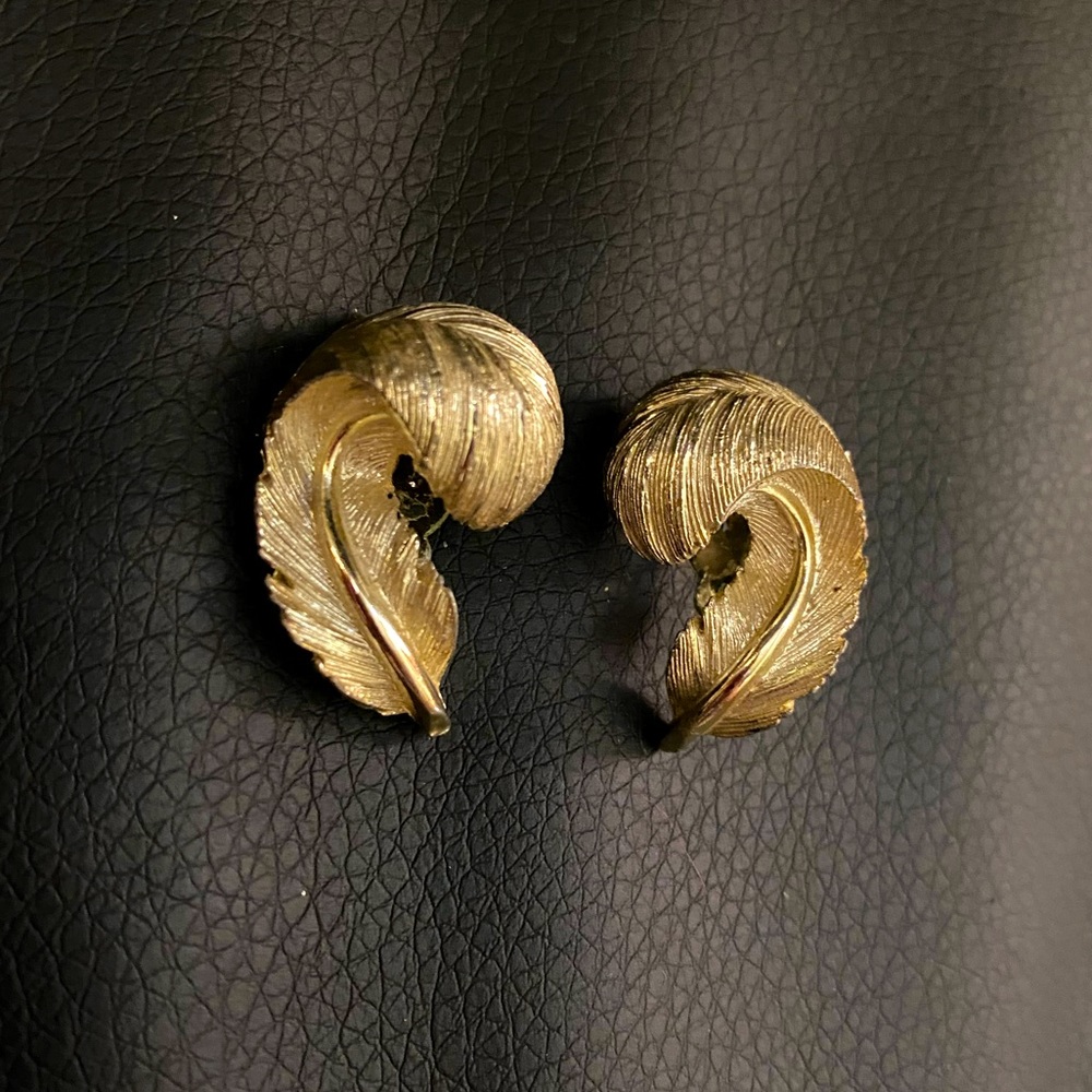 Lisner Vintage Leaf Silverish Gold Earrings